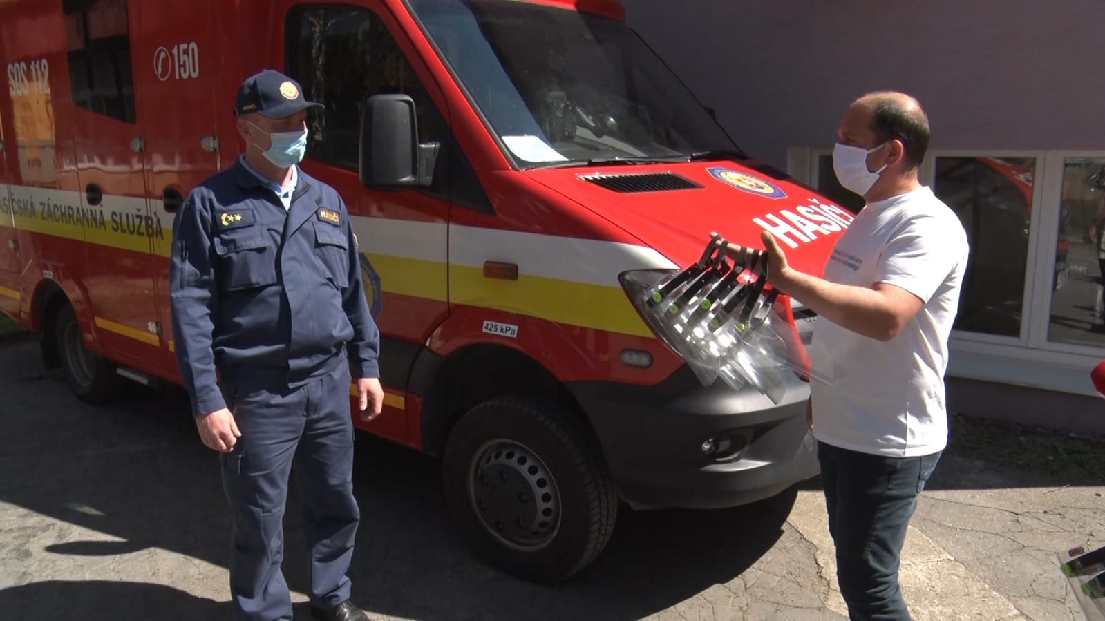FVT vyrába ochranné štíty a masky - FVT darovala prešovským hasičom celotvárové ochranné štíty